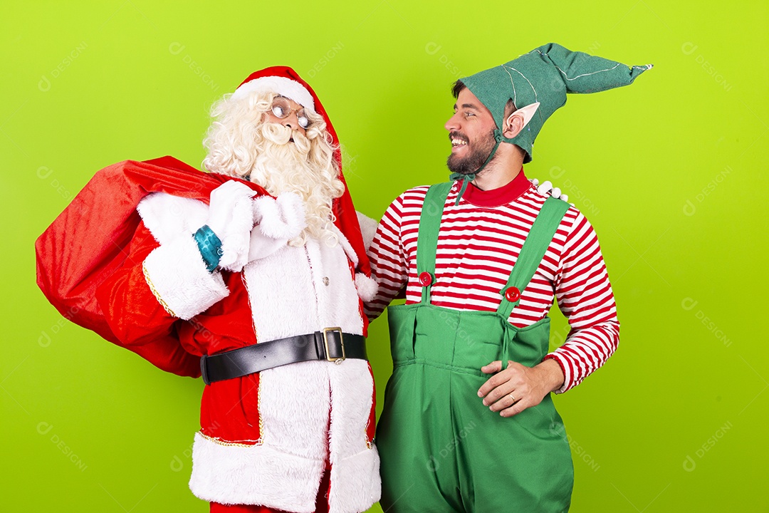 Homens com fantasia de Papai Noel e duende