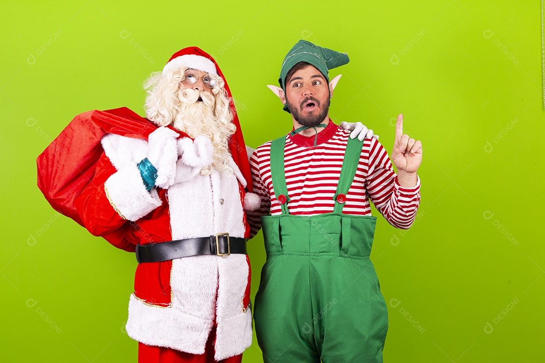 Homens com fantasia de Papai Noel e duende