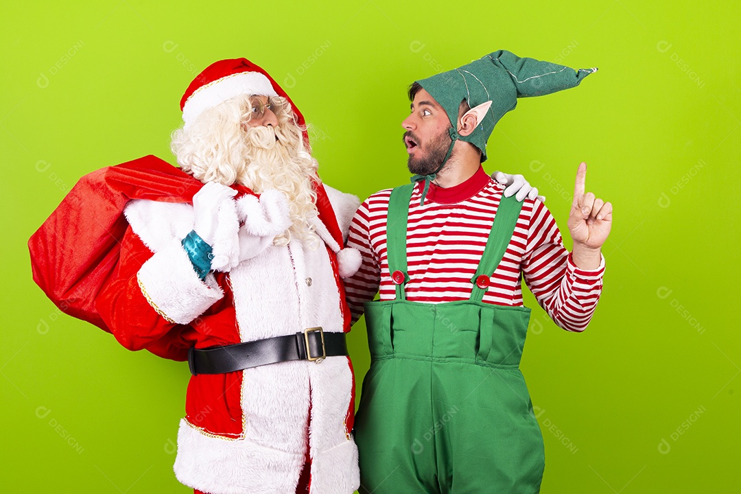 Homens com fantasia de Papai Noel e duende
