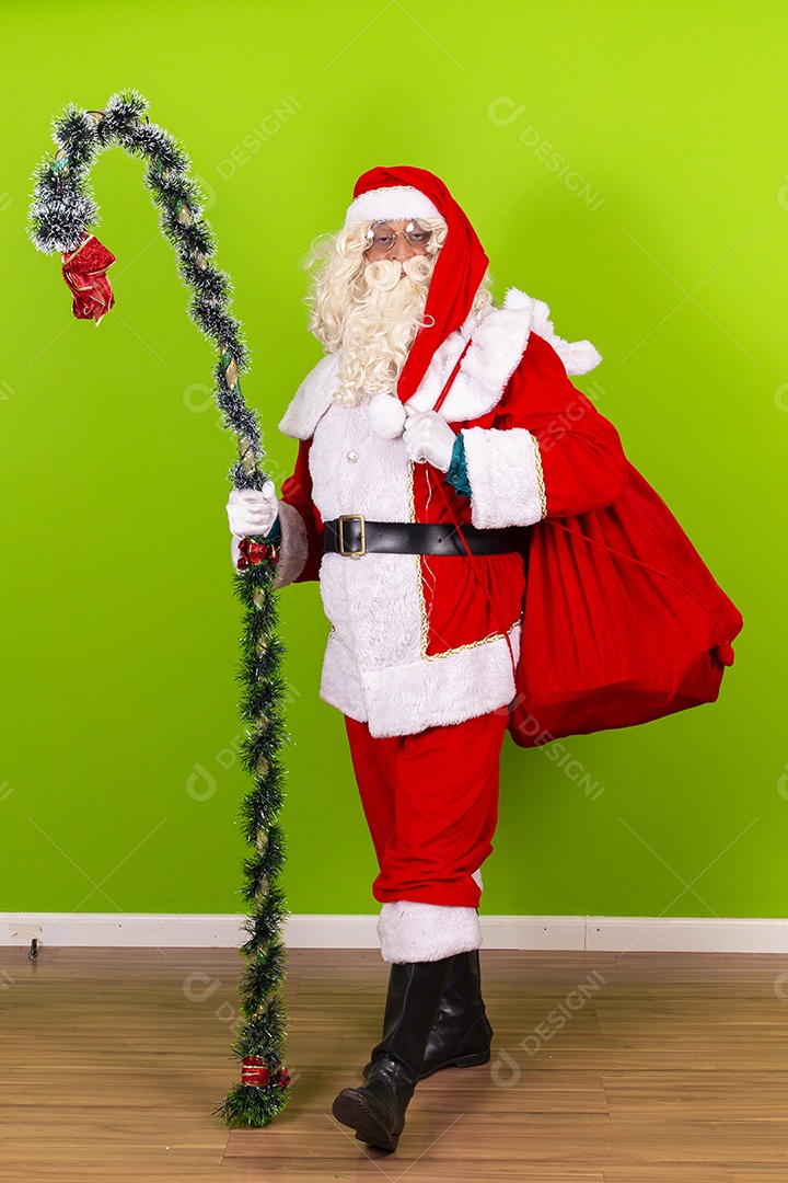 Homem vestido de Papai Noel em fundo verde