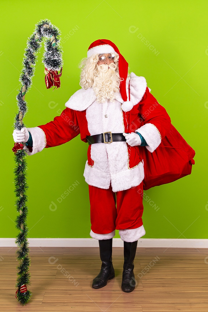 Homem vestido de Papai Noel em fundo verde