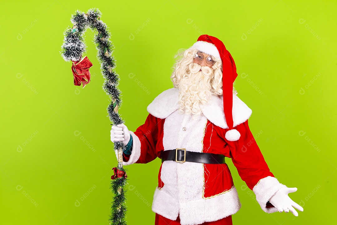 Homem vestido de Papai Noel em fundo verde