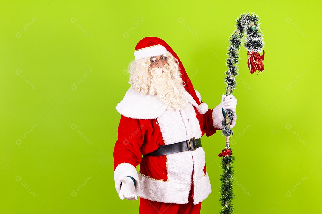 Homem vestido de Papai Noel em fundo verde