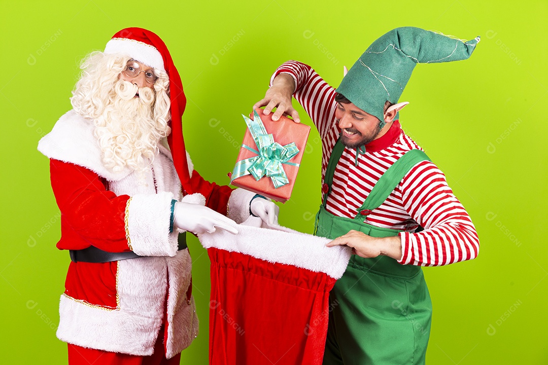 Homens fantasiados de Papai Noel e duende