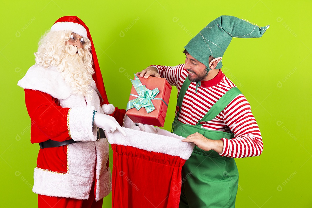 Homens fantasiados de Papai Noel e duende