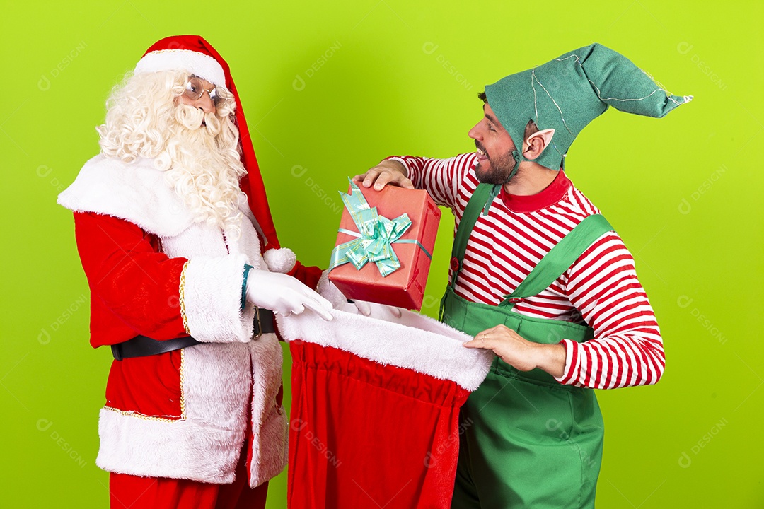 Homens fantasiados de Papai Noel e duende