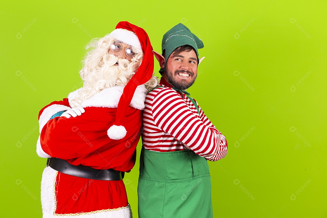 Homens fantasiados de Papai Noel e duende