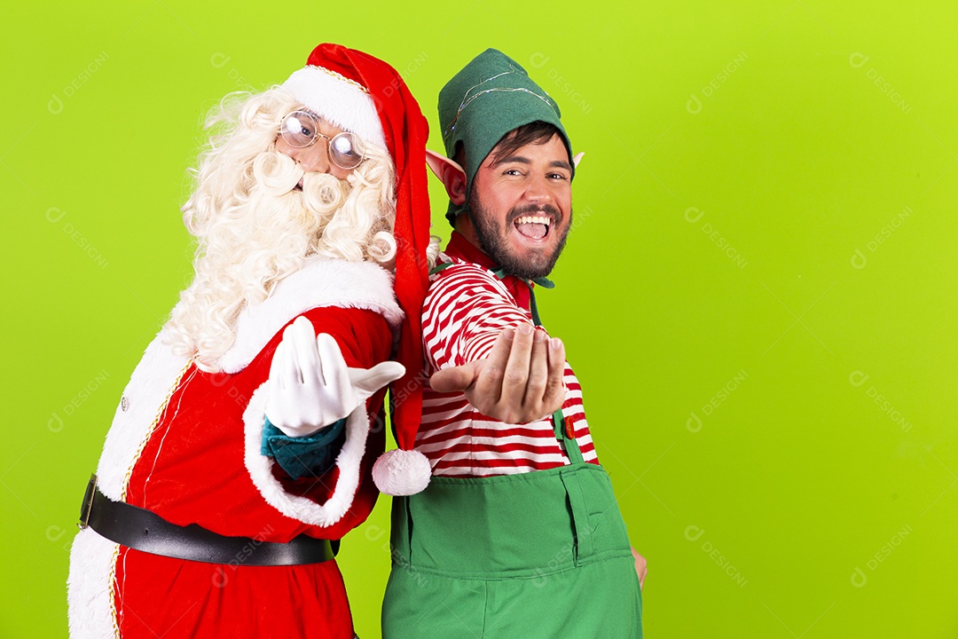 Homens fantasiados de Papai Noel e duende