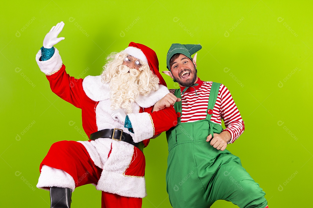 Homens fantasiados de Papai Noel e duende