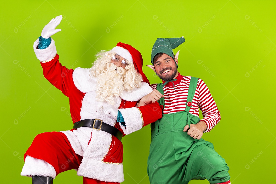 Homens fantasiados de Papai Noel e duende
