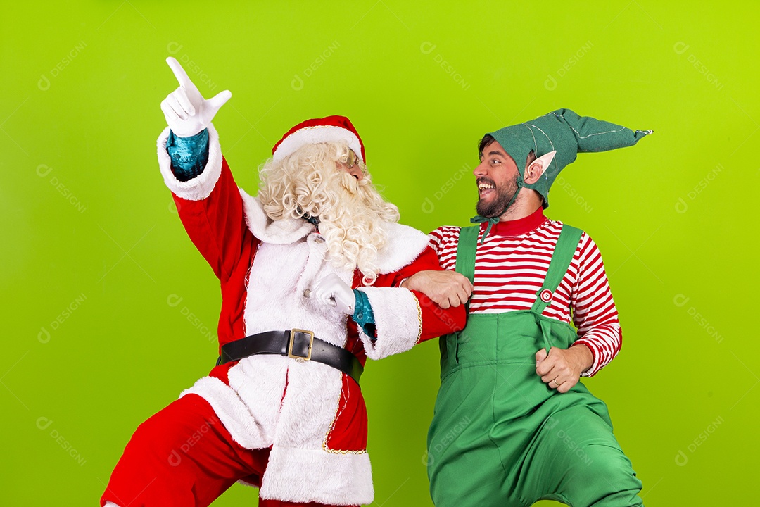 Homens fantasiados de Papai Noel e duende