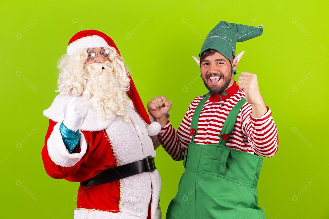 Homens fantasiados de Papai Noel e duende
