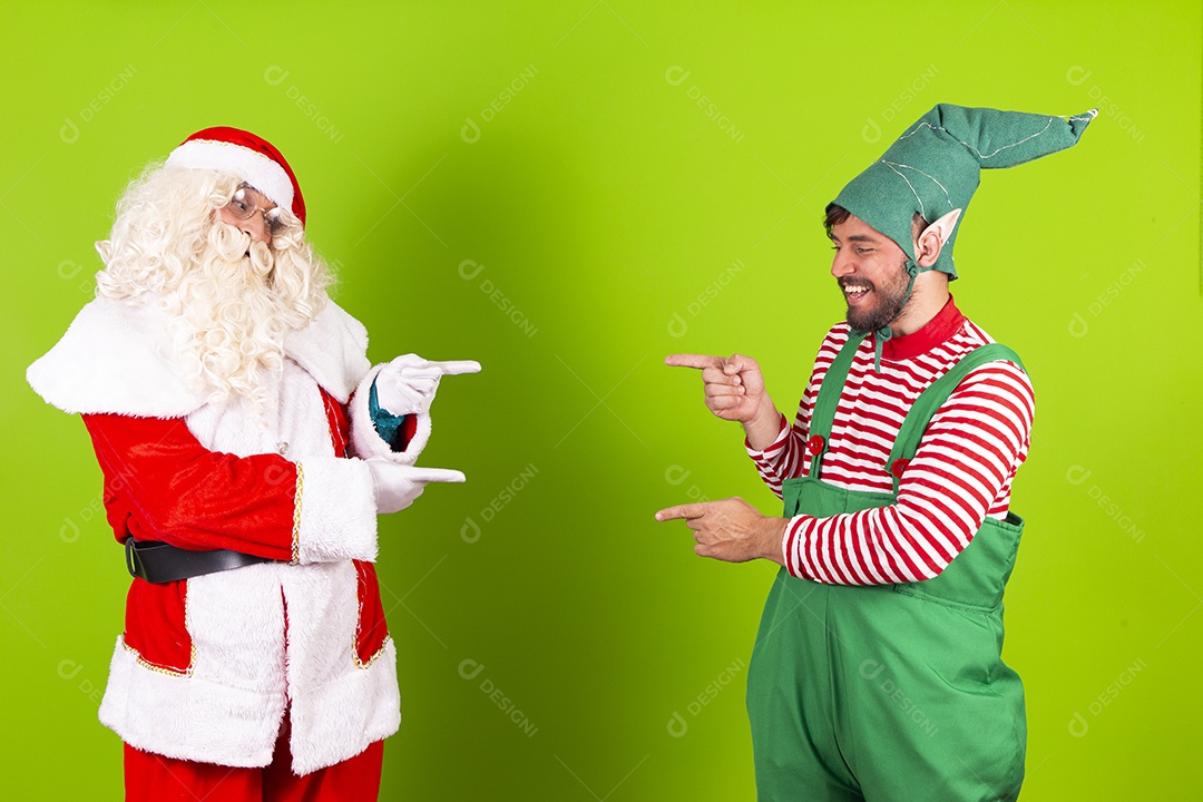 Homens fantasiados de Papai Noel e duende