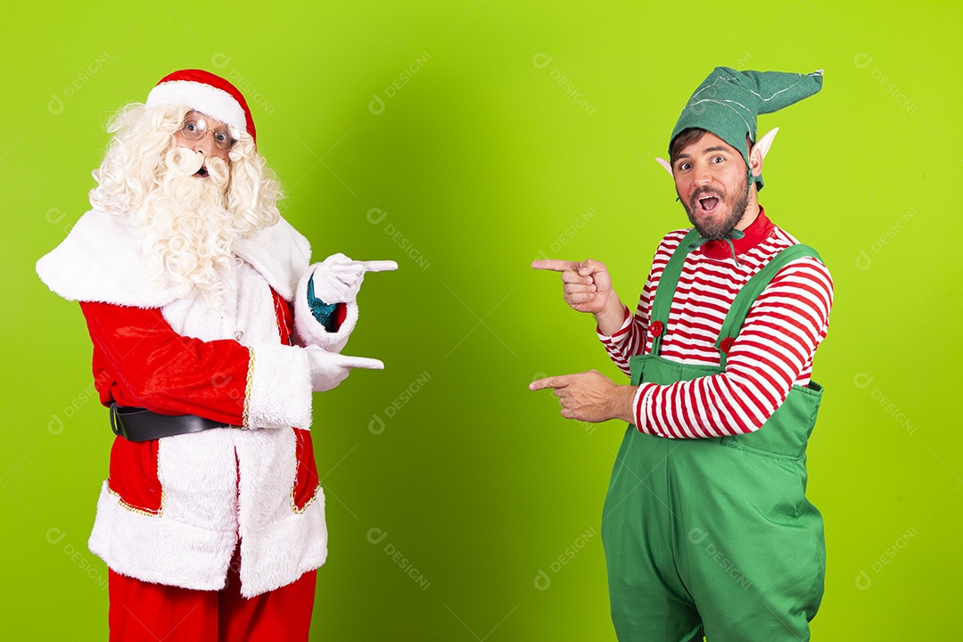 Homens fantasiados de Papai Noel e duende