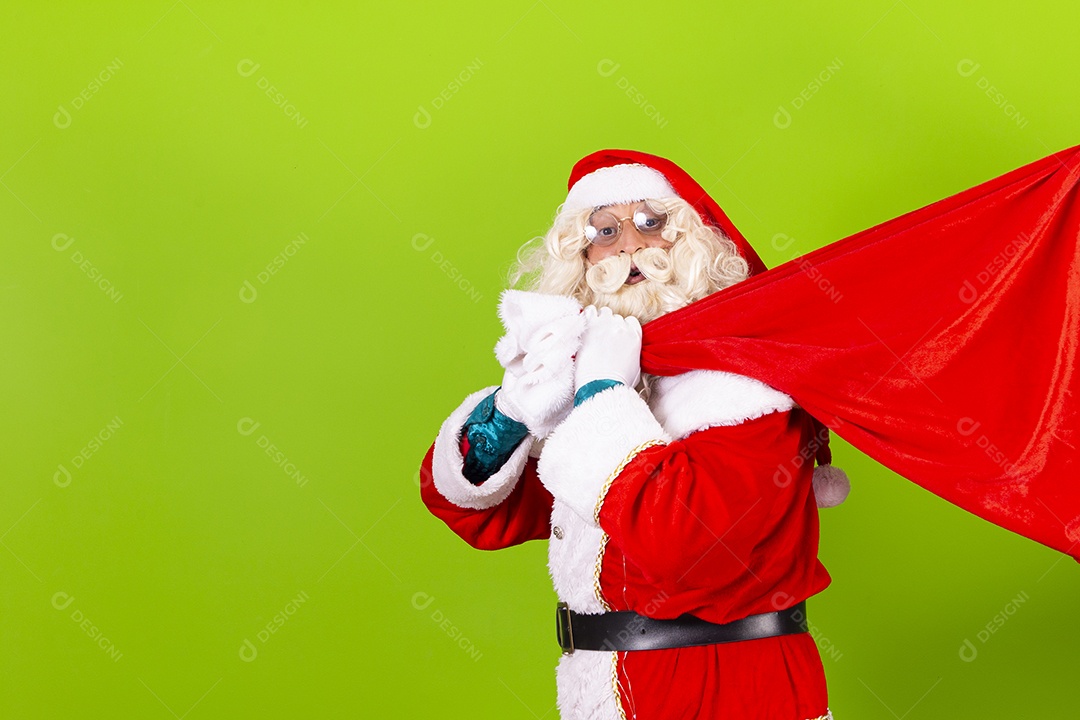 Papai Noel com saco vermelho de presentes