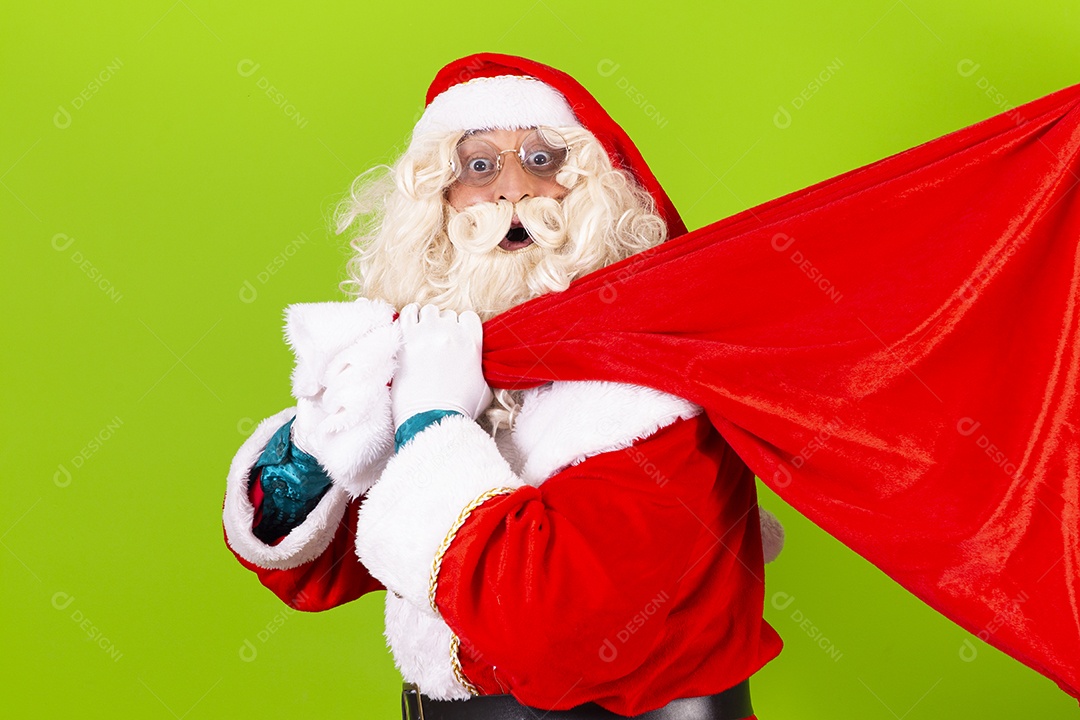 Papai Noel com saco vermelho de presentes