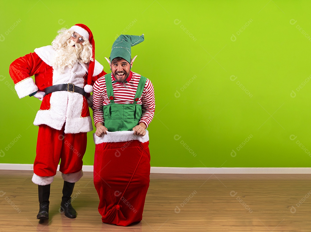 Homens fantasiados de Duende e Papai Noel