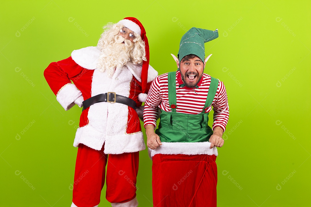 Homens fantasiados de Duende e Papai Noel