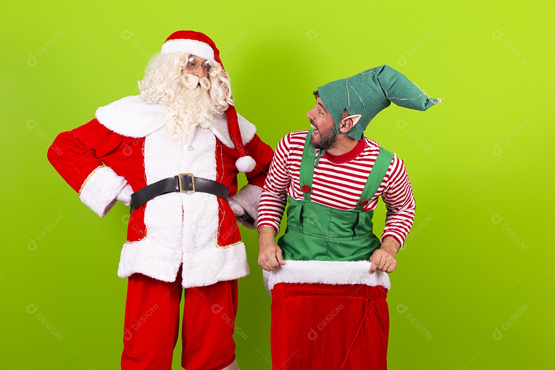 Homens fantasiados de Duende e Papai Noel