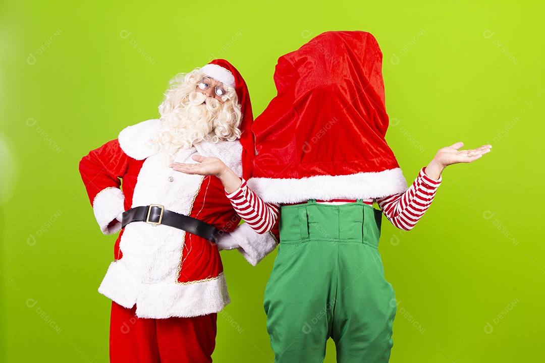 Homens fantasiados de Duende e Papai Noel