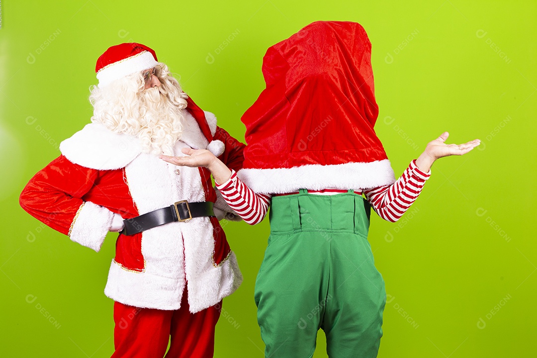 Homens fantasiados de Duende e Papai Noel