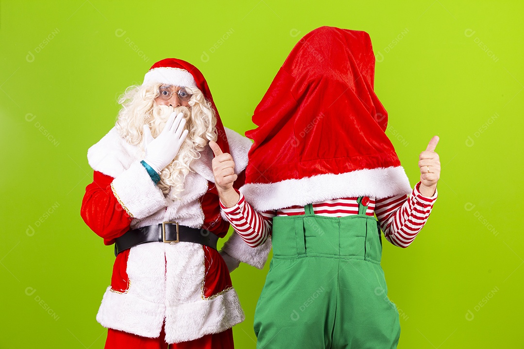 Homens fantasiados de Duende e Papai Noel