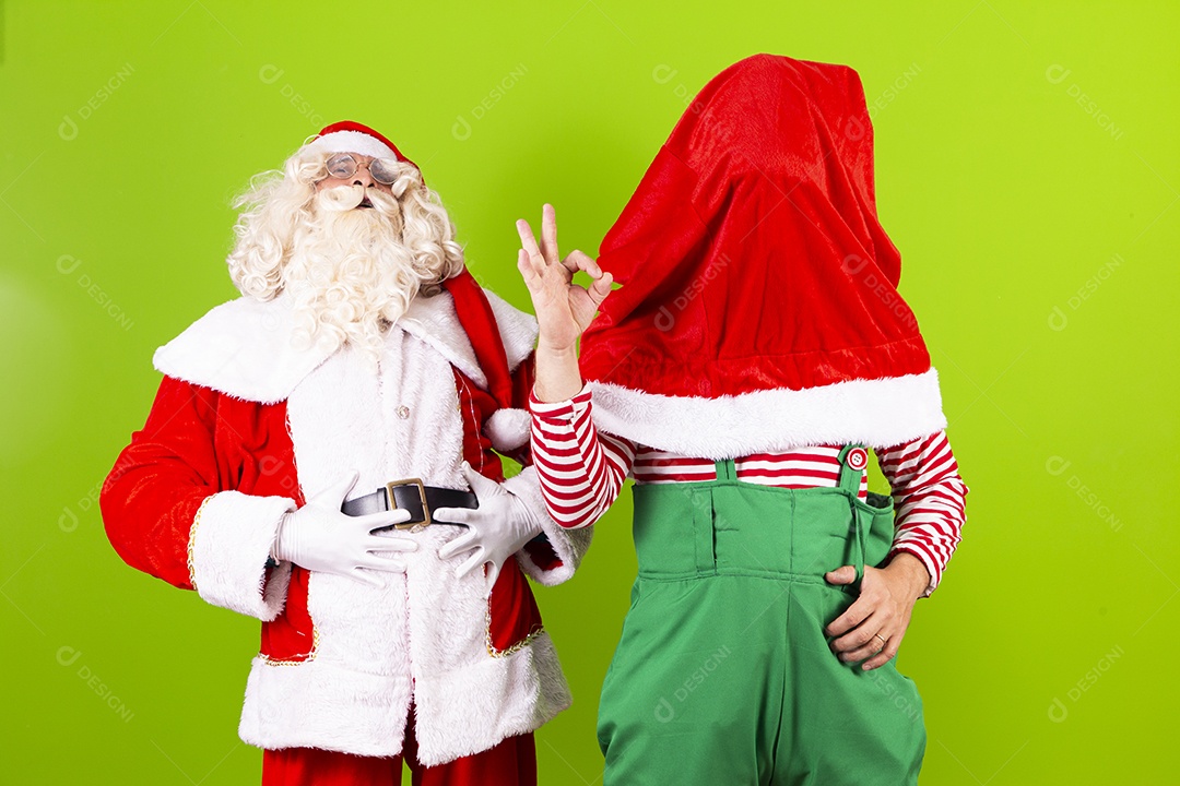 Homens fantasiados de Duende e Papai Noel