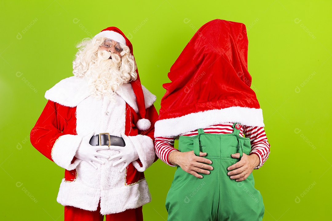 Homens fantasiados de Duende e Papai Noel