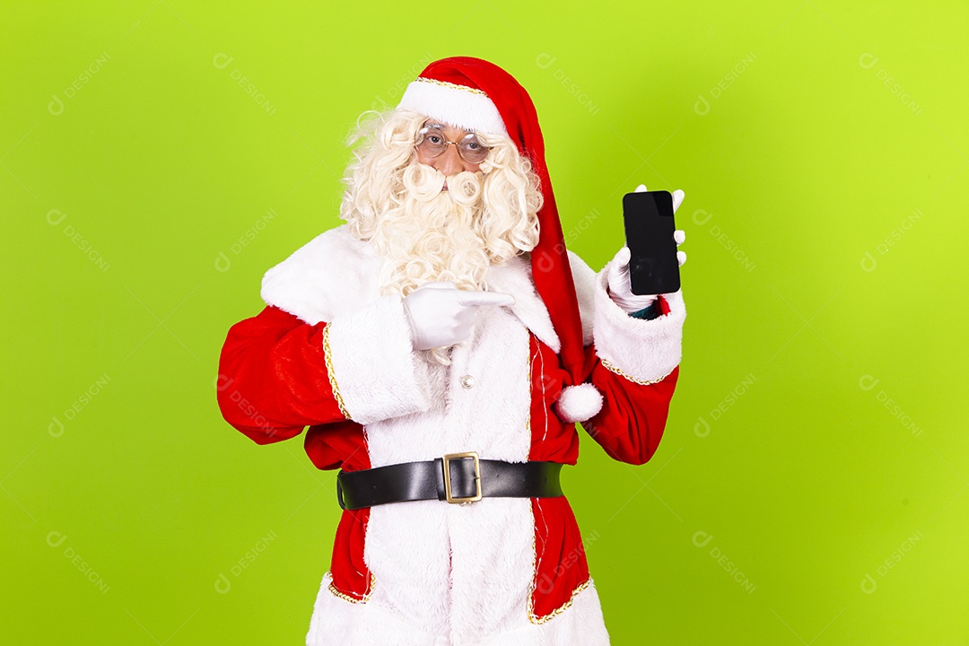 Papai Noel segurando celular em fundo verde