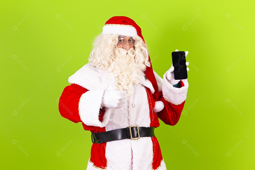 Papai Noel segurando celular em fundo verde