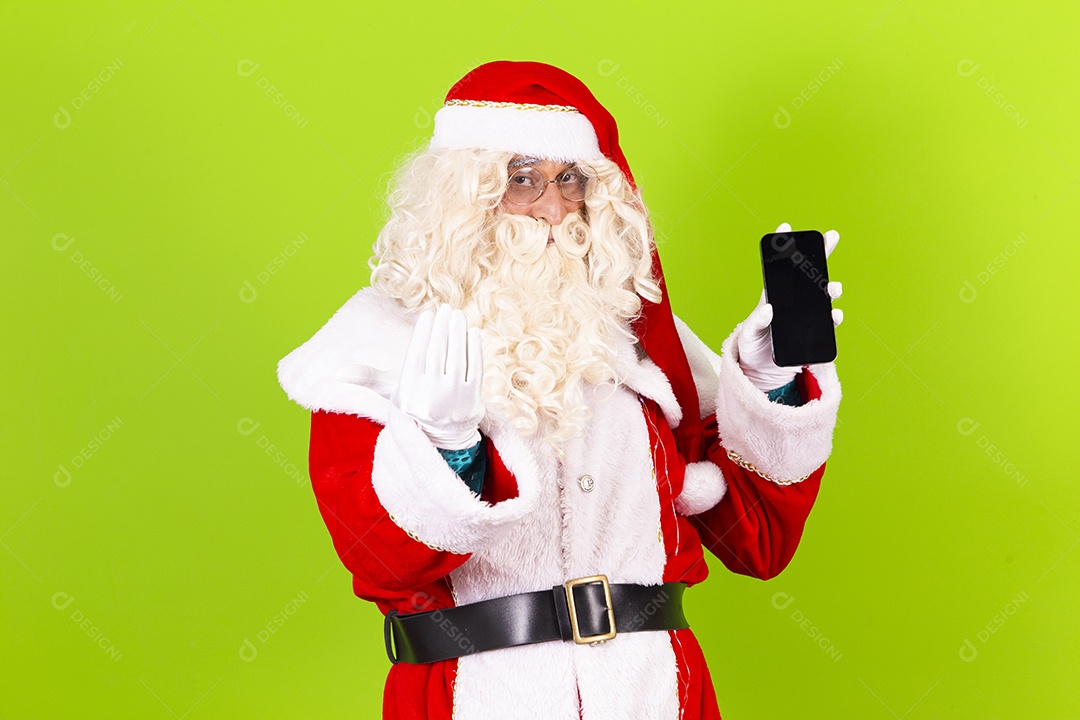 Papai Noel segurando celular em fundo verde