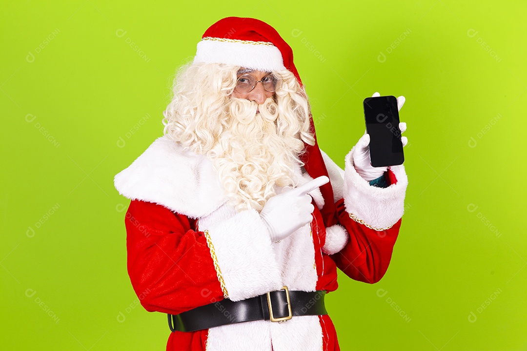 Papai Noel segurando celular em fundo verde
