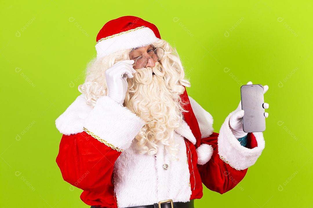 Papai Noel segurando celular em fundo verde