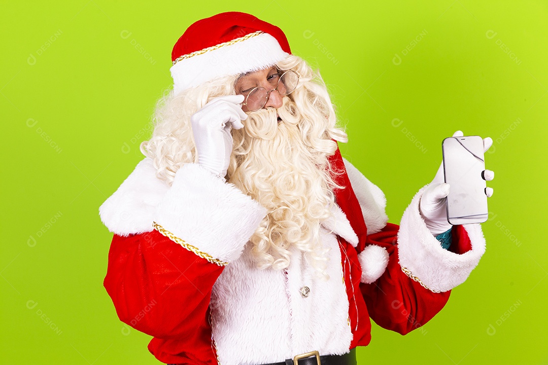 Papai Noel segurando celular em fundo verde