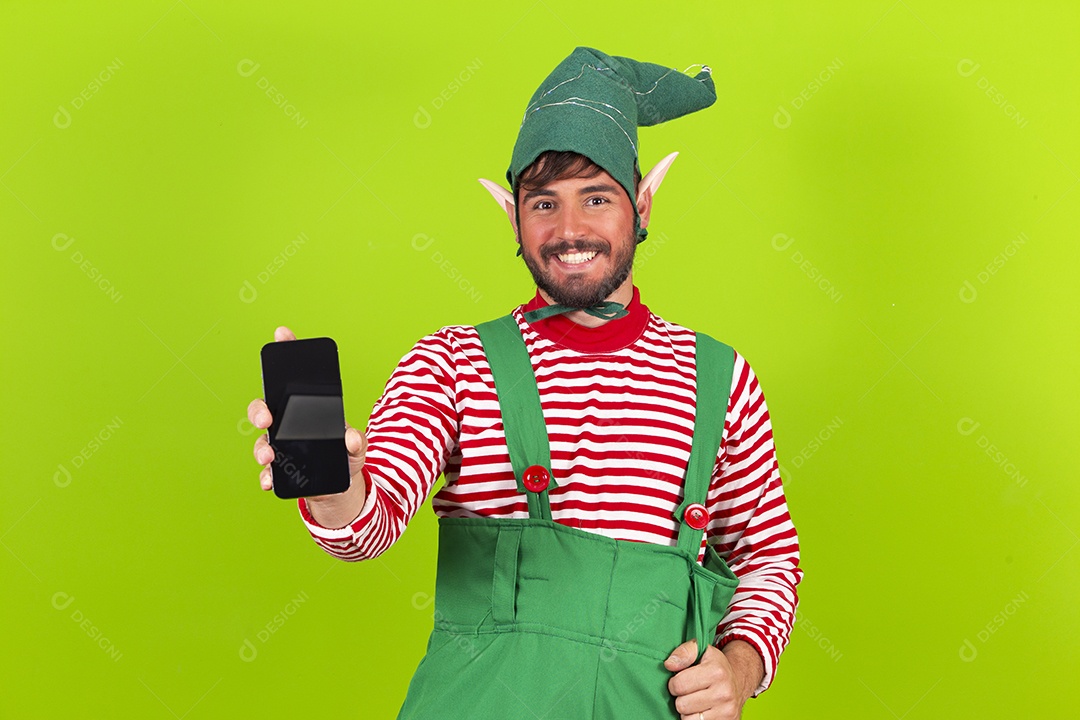 Homem com fantasia de duende segurando celular em fundo verde
