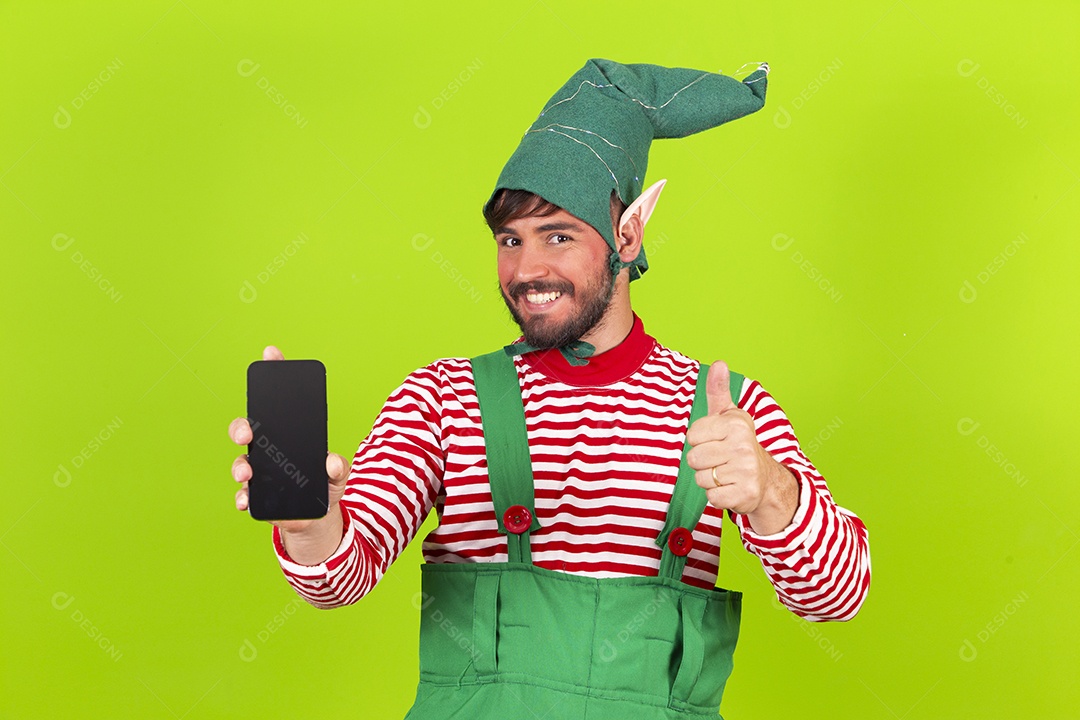 Homem com fantasia de duende segurando celular em fundo verde