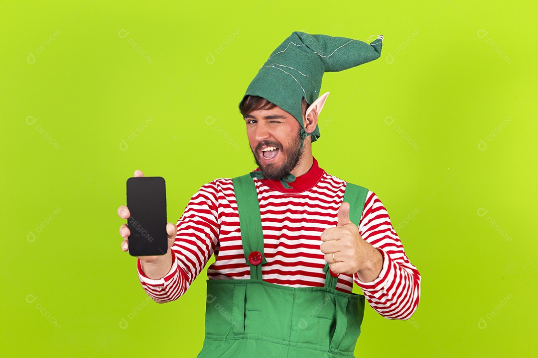 Homem com fantasia de duende segurando celular em fundo verde
