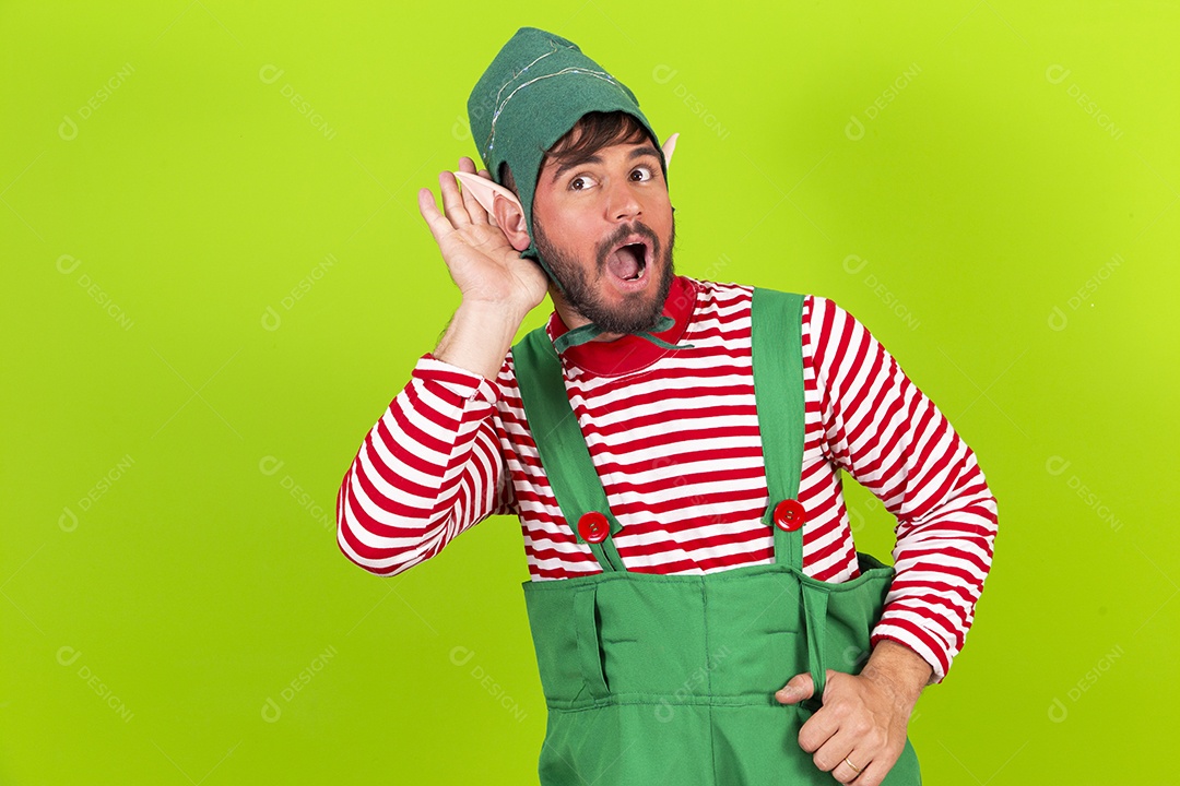 Homem com fantasia de duende em fundo verde