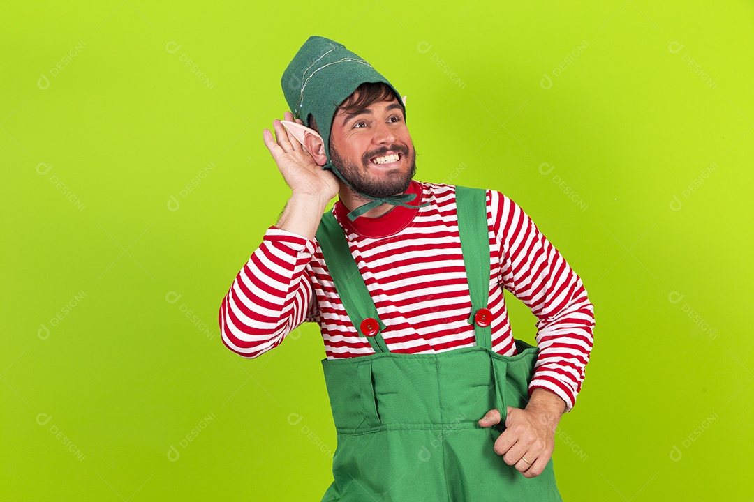 Homem com fantasia de duende em fundo verde