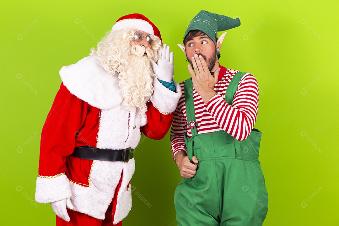 Homens com fantasia de Papai Noel e duende em fundo verde