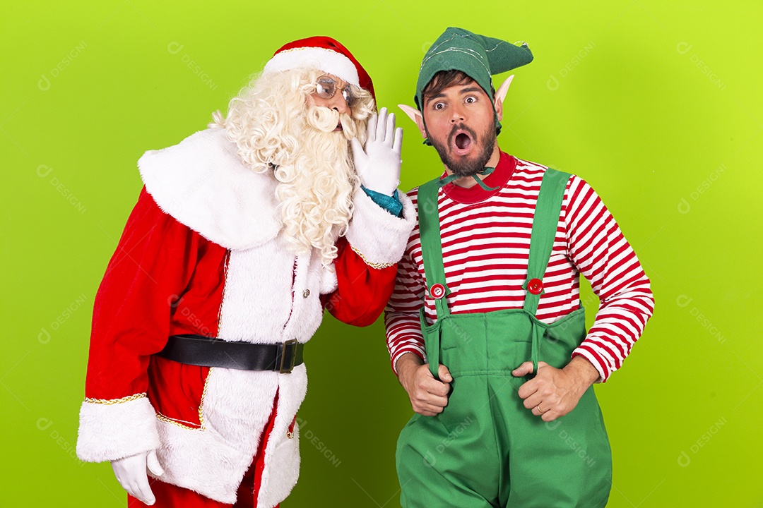 Homens com fantasia de Papai Noel e duende em fundo verde