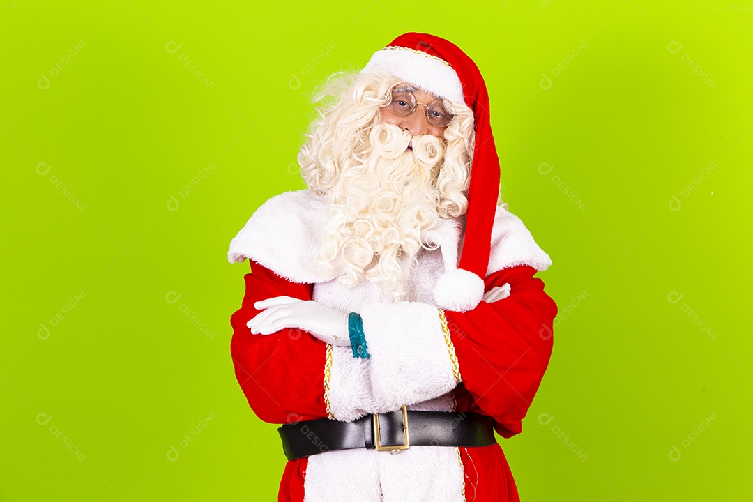 Homem com fantasia de Papai Noel fundo verde