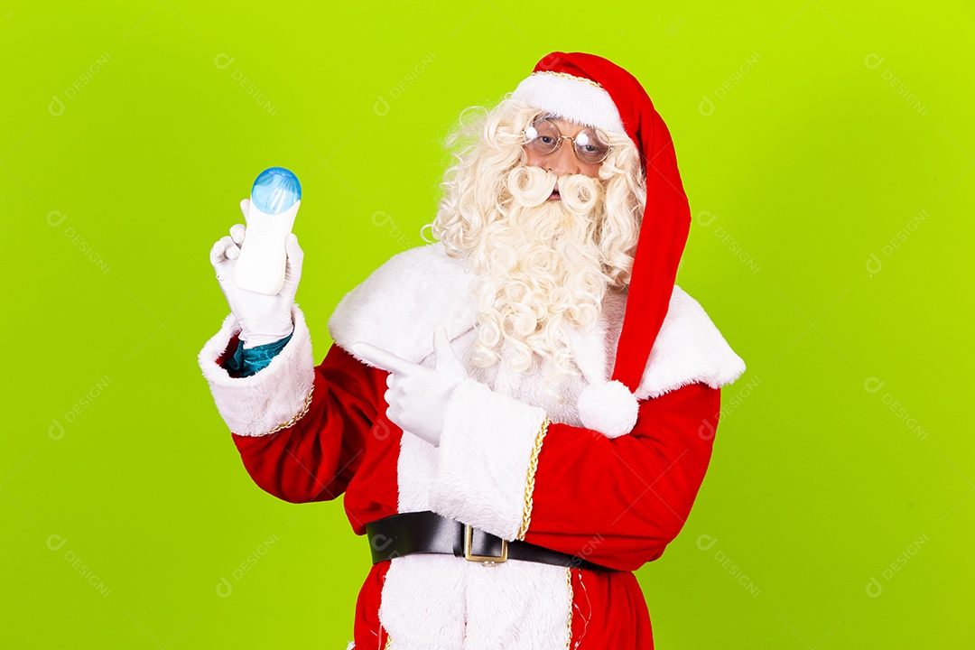 Homem com fantasia de Papai Noel fundo verde
