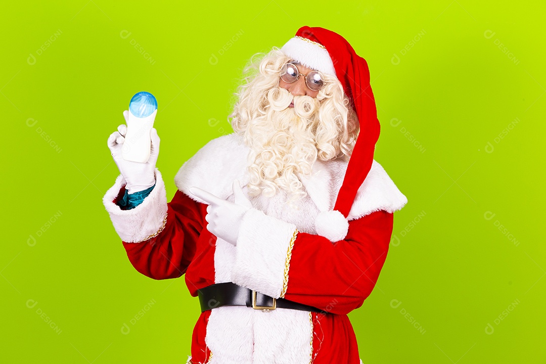 Homem com fantasia de Papai Noel fundo verde