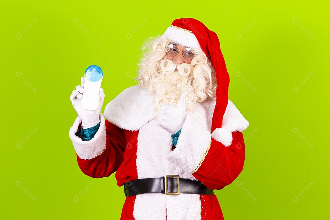 Homem com fantasia de Papai Noel fundo verde