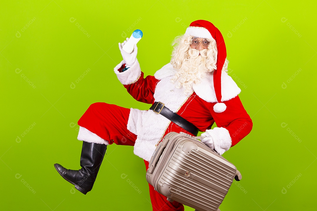 Papai Noel com mala de viagem em fundo verde