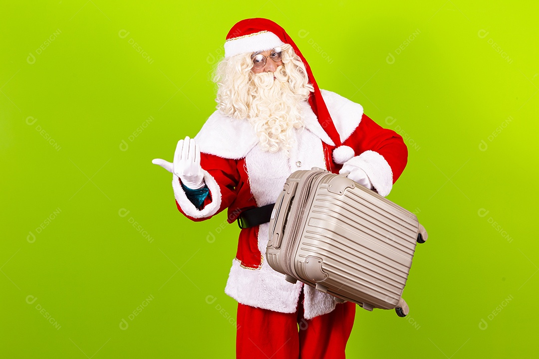 Papai Noel com mala de viagem em fundo verde