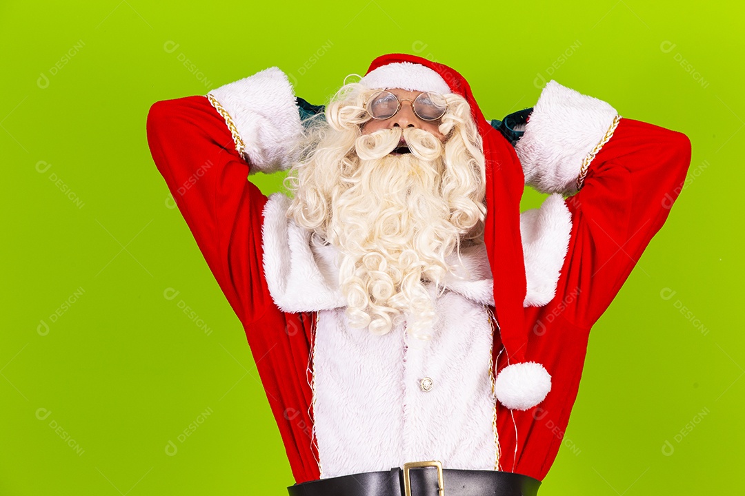 Homem com fantasia de Papai Noel em fundo verde