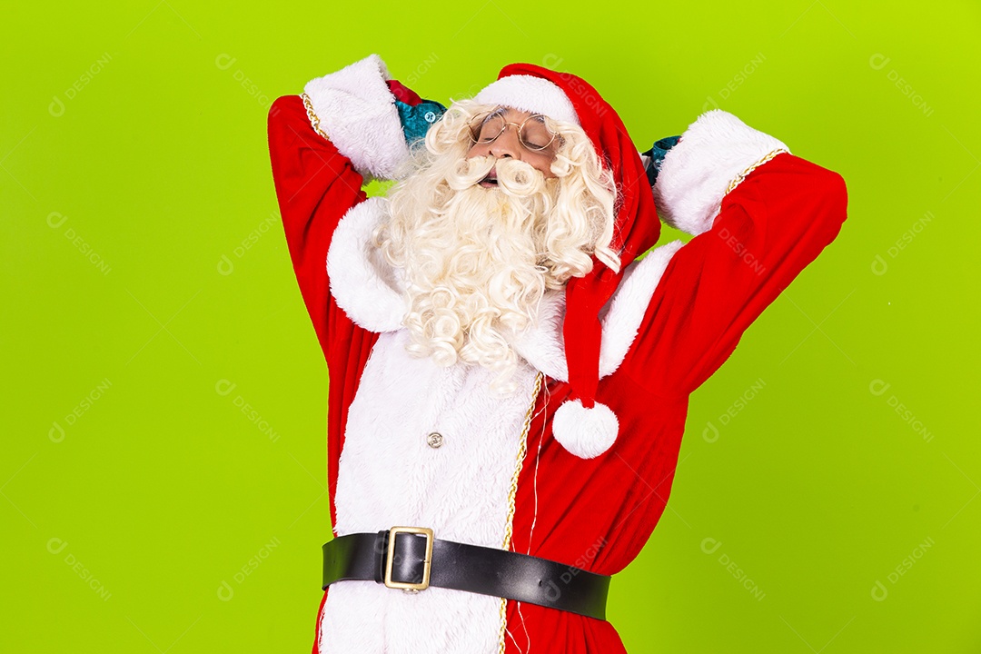 Homem com fantasia de Papai Noel em fundo verde