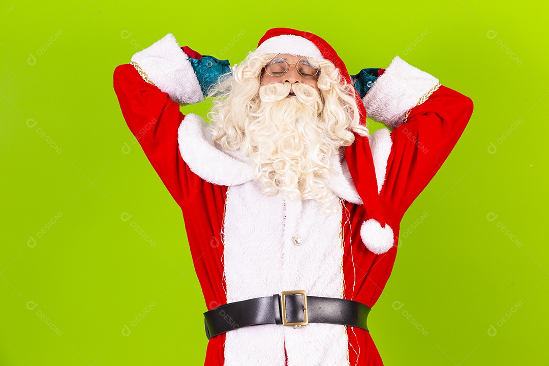 Homem com fantasia de Papai Noel em fundo verde